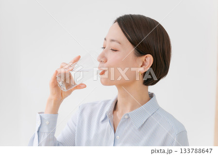 水を飲む40代女性 133788647