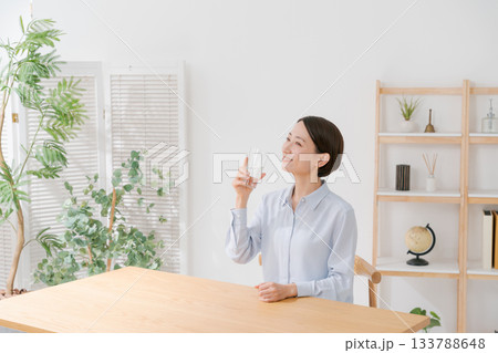 水を飲む40代女性 133788648