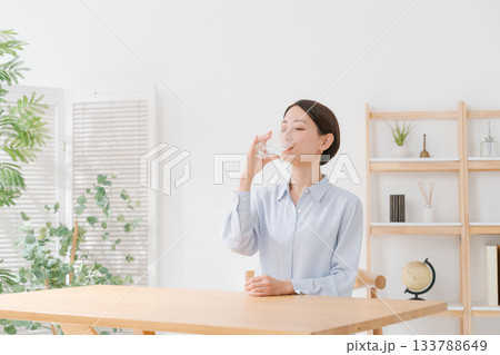 水を飲む40代女性 水を飲む40代女性 133788649