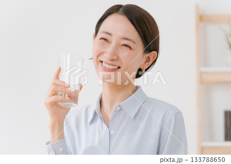 水を飲む40代女性 水を飲む40代女性 133788650