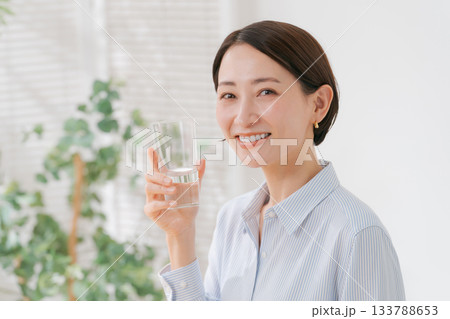 水を飲む40代女性 133788653