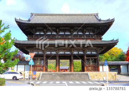 秋の仁和寺（仁王門・京都市） 133788781