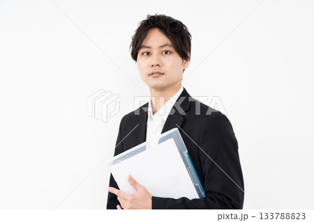 書類ケースを持つ若い男性ビジネスマン 133788823