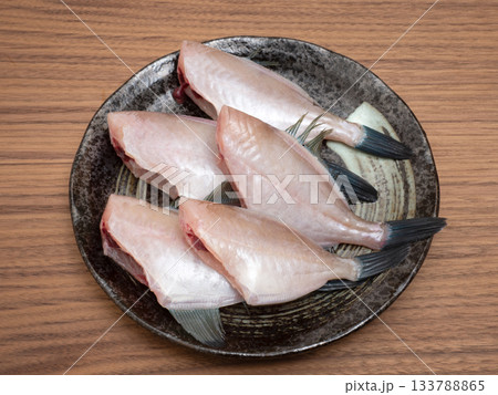 下拵えをしたウマヅラハギ 133788865