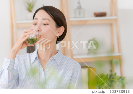 青汁を飲む女性 青汁を飲む女性 133788918