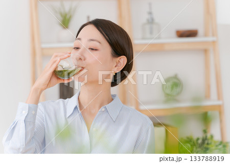 青汁を飲む女性 青汁を飲む女性 133788919
