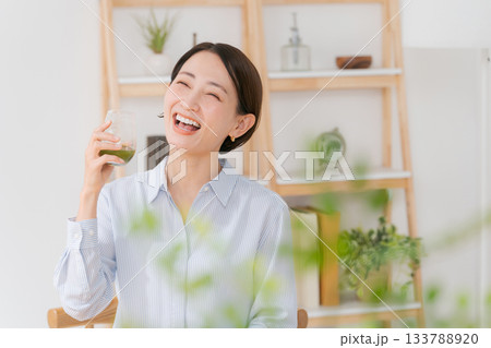 青汁を飲む女性 133788920