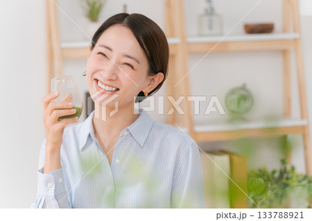 青汁を飲む女性 133788921