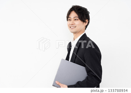 白い背景でパソコンを持つ男性 133788934