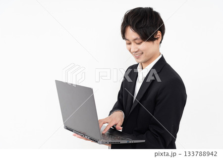 白い背景でパソコンを操作する男性 133788942