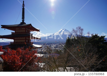 新倉山から見る秋の忠霊塔と富士山 新倉山から見る秋の忠霊塔と富士山 133788968