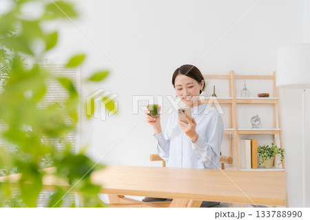 青汁とスマホを持つ女性 青汁とスマホを持つ女性 133788990