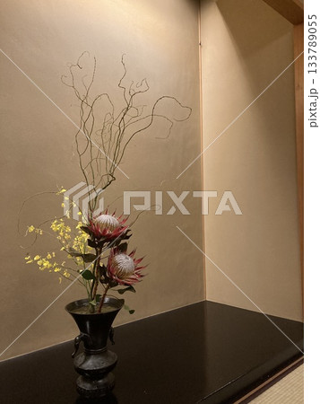 床の間に飾られた生花 133789055