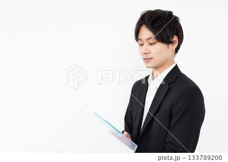 資料を見るスーツ姿のビジネスマン 133789200