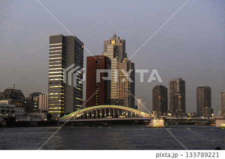 隅田川の川下から勝鬨橋を望む初冬の夕暮 133789221