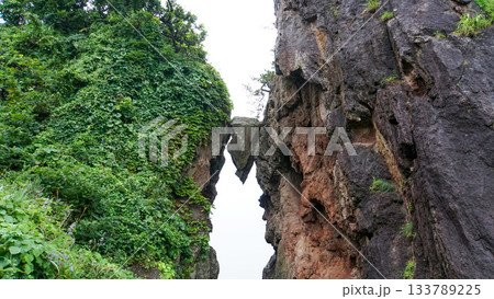 自然が作り出した佐渡島の奇跡、弁慶のはさみ岩 133789225