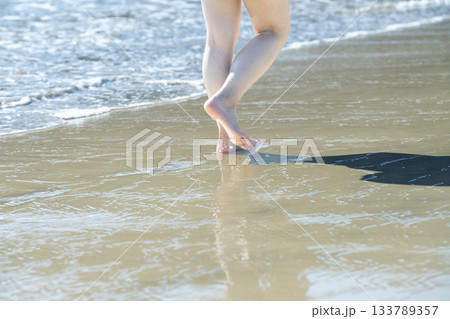 波打ち際で歩く女性 歩く サンセット 夏の日 新しい日々 ビーチ アイランド トラベル 旅行 波打ち際で歩く女性 歩く サンセット 夏の日 新しい日々 ビーチ アイランド トラベル 旅行 133789357