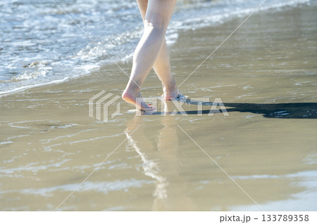 波打ち際で歩く女性 歩く サンセット 夏の日 新しい日々 ビーチ アイランド トラベル 旅行 波打ち際で歩く女性 歩く サンセット 夏の日 新しい日々 ビーチ アイランド トラベル 旅行 133789358