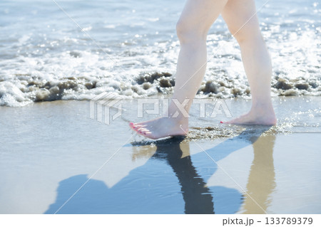 波打ち際で歩く女性 歩く サンセット 夏の日 新しい日々 ビーチ アイランド トラベル 旅行 波打ち際で歩く女性 歩く サンセット 夏の日 新しい日々 ビーチ アイランド トラベル 旅行 133789379