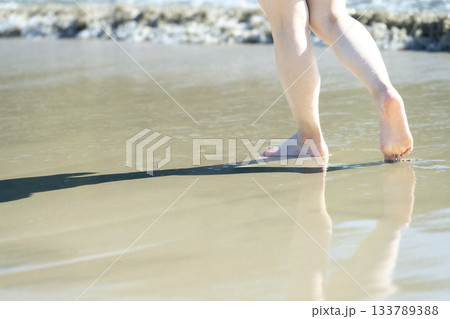 波打ち際で歩く女性 歩く サンセット 夏の日 新しい日々 ビーチ アイランド トラベル 旅行 波打ち際で歩く女性 歩く サンセット 夏の日 新しい日々 ビーチ アイランド トラベル 旅行 133789388