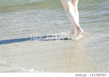 波打ち際で歩く女性 歩く サンセット 夏の日 新しい日々 ビーチ アイランド トラベル 旅行 波打ち際で歩く女性 歩く サンセット 夏の日 新しい日々 ビーチ アイランド トラベル 旅行 133789393