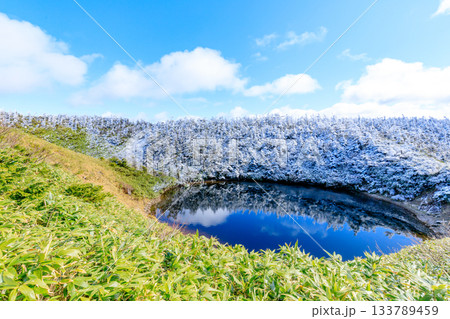 雪景色の秋の鏡沼　岩手県八幡平市 133789459