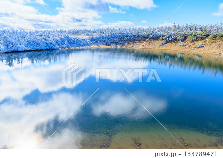 雪景色の秋のガマ沼 岩手県八幡平市 雪景色の秋のガマ沼 岩手県八幡平市 133789471