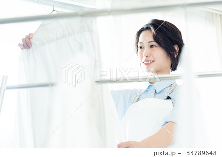 洗濯物を干す若い女性 洗濯物を干す若い女性 133789648