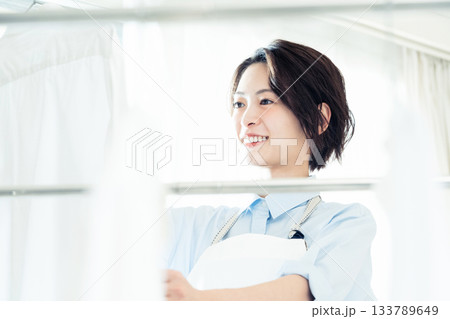洗濯物を干す若い女性 洗濯物を干す若い女性 133789649