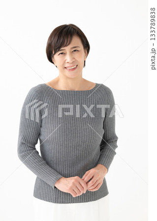 笑顔の中高年女性 133789838