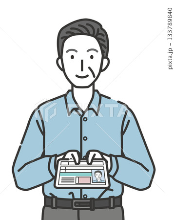 免許を自主返納する高齢男性のイラスト 免許を自主返納する高齢男性のイラスト 133789840