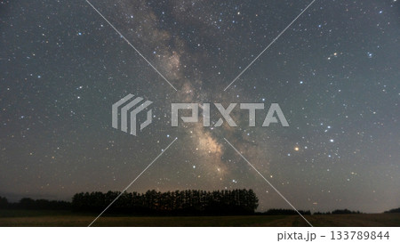 高原から望む天の川 133789844