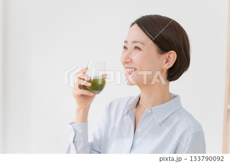 青汁とスマホを持つ女性 133790092