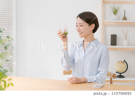 青汁とスマホを持つ女性 133790095