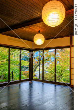 色付く秋の文知摺観音(福島県福島市、10月下旬午後) 133790213