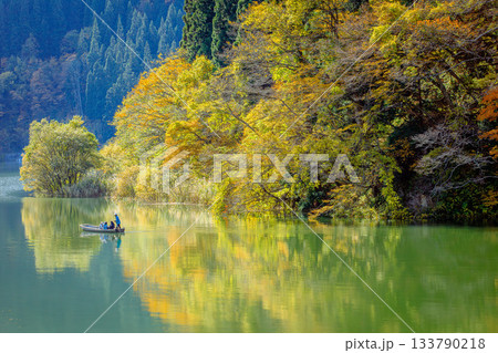 只見線早戸駅から望む秋の「霧幻峡の渡し」(福島県三島町、11月上旬正午過ぎ) 只見線早戸駅から望む秋の「霧幻峡の渡し」(福島県三島町、11月上旬正午過ぎ) 133790218