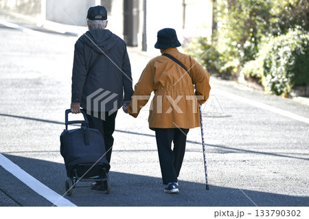 日本の横浜都市景観 師走…高齢化社会（二人ともマスク姿）…急な坂道のある街…老い…人生とは、幸福とは 133790302