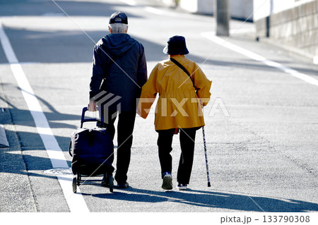 日本の横浜都市景観 師走…高齢化社会（二人ともマスク姿）…急な坂道のある街…老い…人生とは、幸福とは 133790308