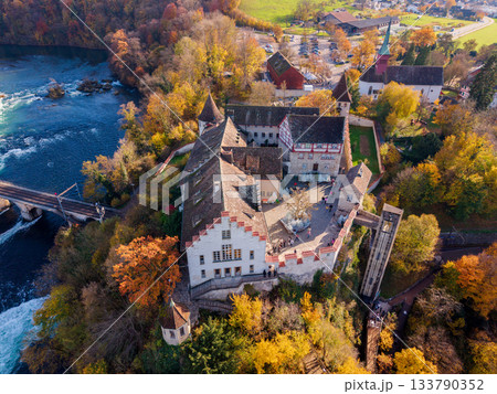 秋のシャフハウゼンのラインの滝とラウフェン城の空撮全景。スイス、シャフハウゼン州ノイハウゼン 133790352