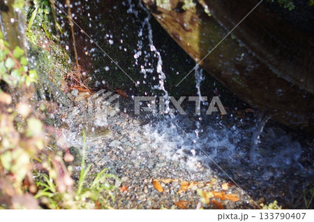 水車の水滴 133790407