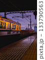 夕暮れの駅に到着する特急 133790563