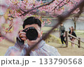 河津桜を撮影する若い男性 133790568