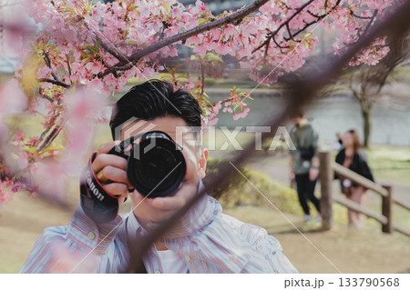 河津桜を撮影する若い男性 河津桜を撮影する若い男性 133790568
