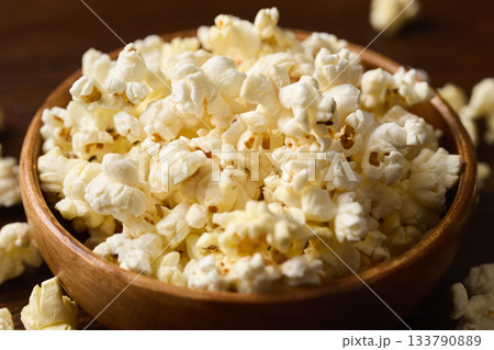 皿に盛り付けたポップコーン 133790889