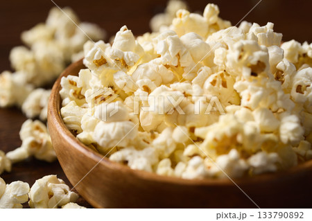 皿に盛り付けたポップコーン 133790892