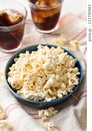 皿に盛り付けたポップコーン 133790903