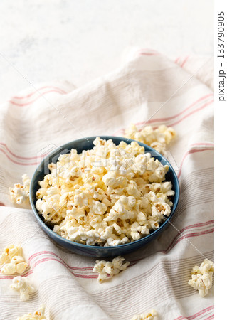 皿に盛り付けたポップコーン 皿に盛り付けたポップコーン 133790905