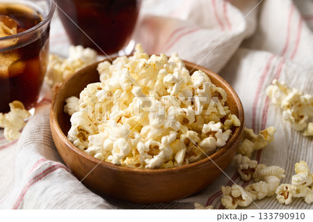 皿に盛り付けたポップコーン 133790910