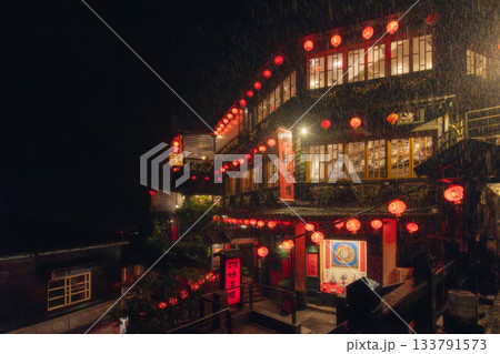 台湾　雨夜の九份老街 133791573