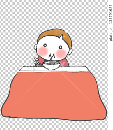 一個男孩在暖桌裡吃新年蕎麥麵。 133791625